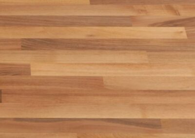 Hellbraune Arbeitsplatte aus massivem Holz in Parkett-Optik